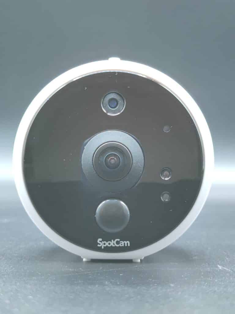 Sous l'objectif, le détecteur de mouvement qui équipe la caméra SpotCam Solo 2