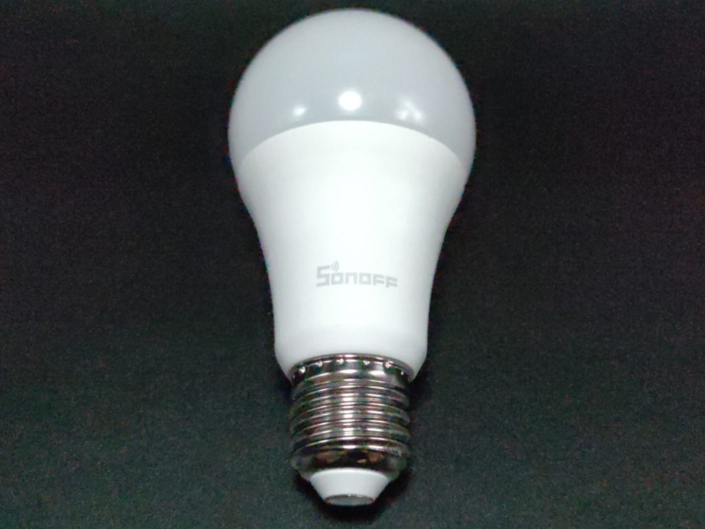 l'ampoule Sonoff B02-B-A-60 au globe plein et à l'éclairage en blanc