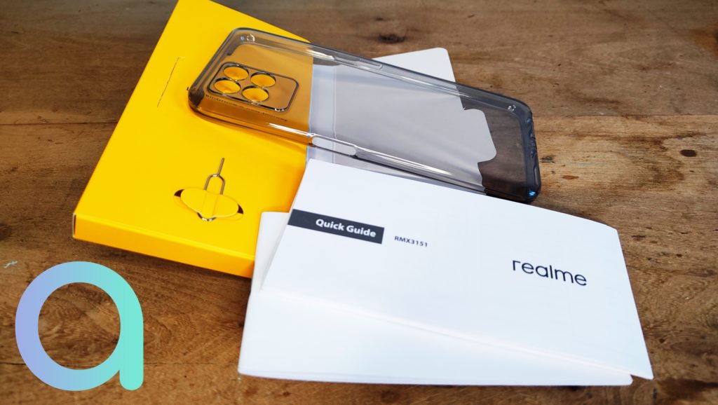 Une coque translucide est jointe dans le coffret du Smartphone Realme 8i