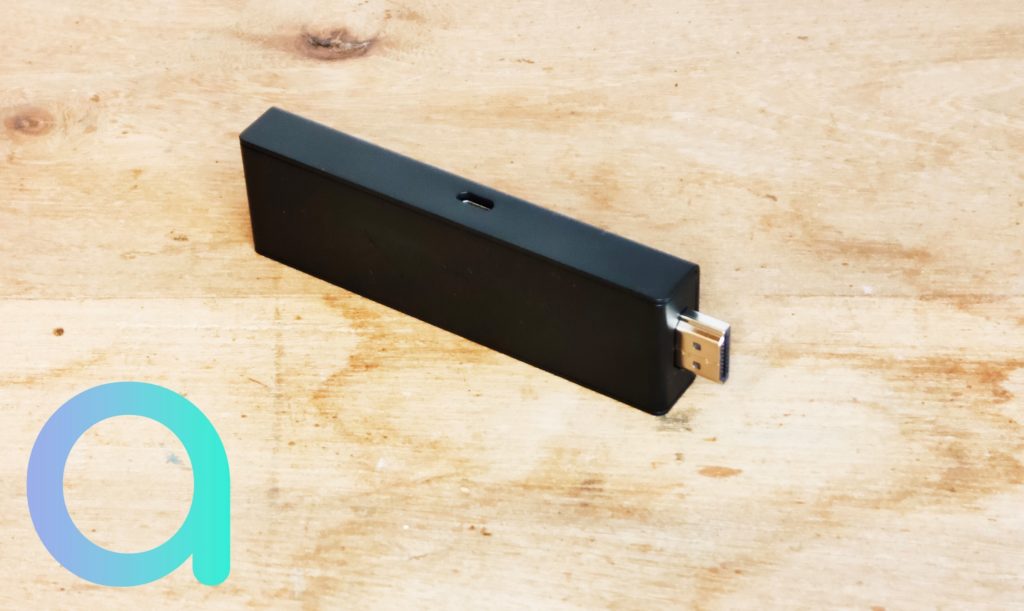 une prise micro USB permet l'alimentation de la clé de streaming Fire Stick 4K Max