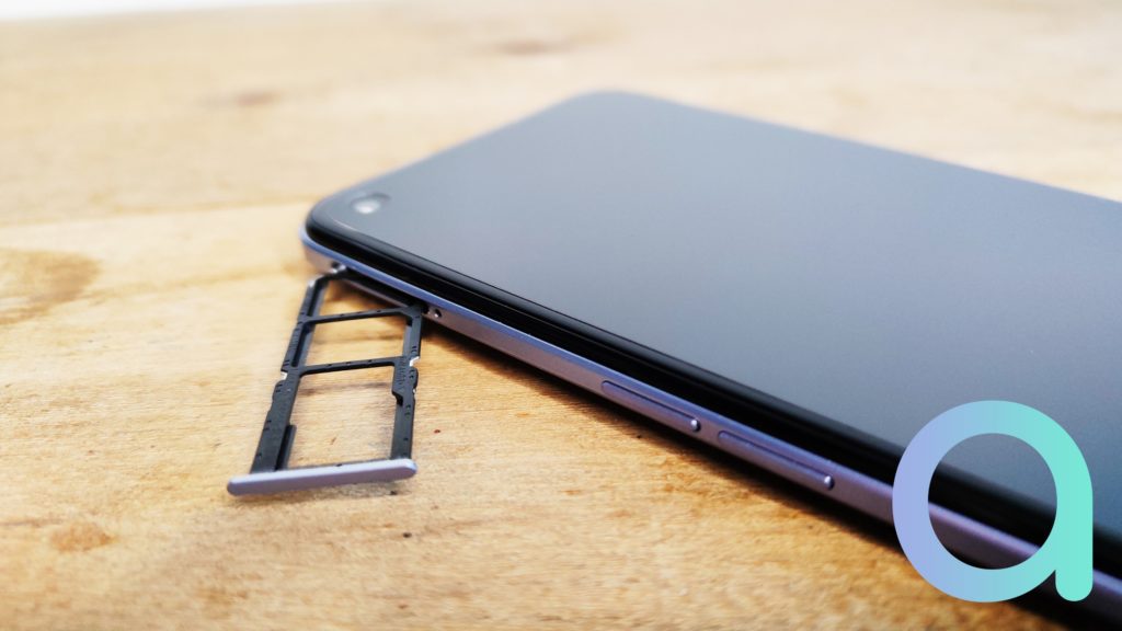 Le tiroir du smartphone Realme 8i embarque une double SIM et 1 carte micro SD