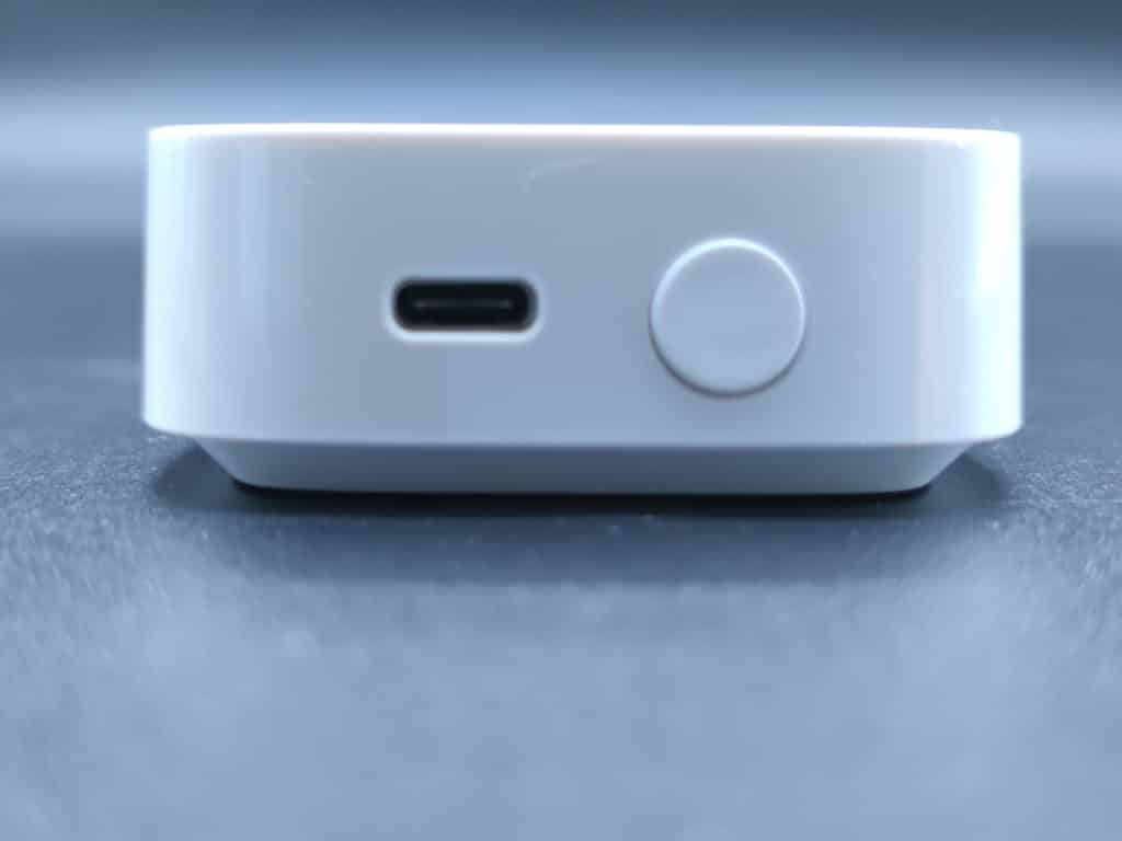 Le bouton de réinitialisation cotoie la prise USB-C pour l'alimentation électrique