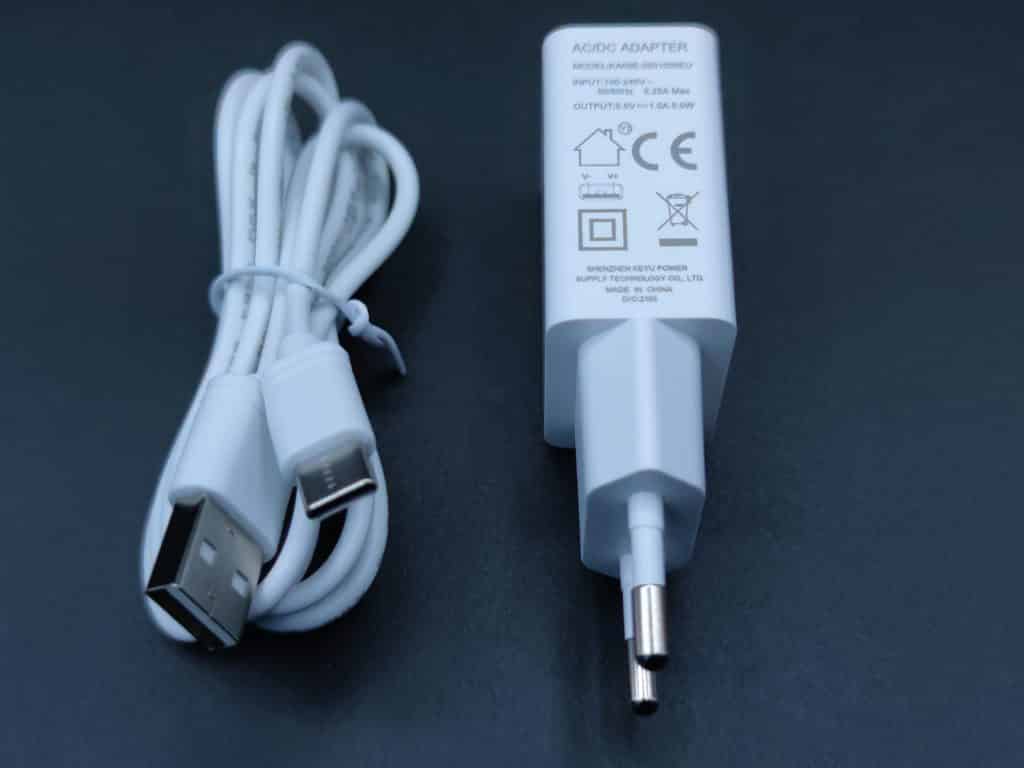 le cable USB-C et son adapteur pour l'alimentation du pont Innr BG 220