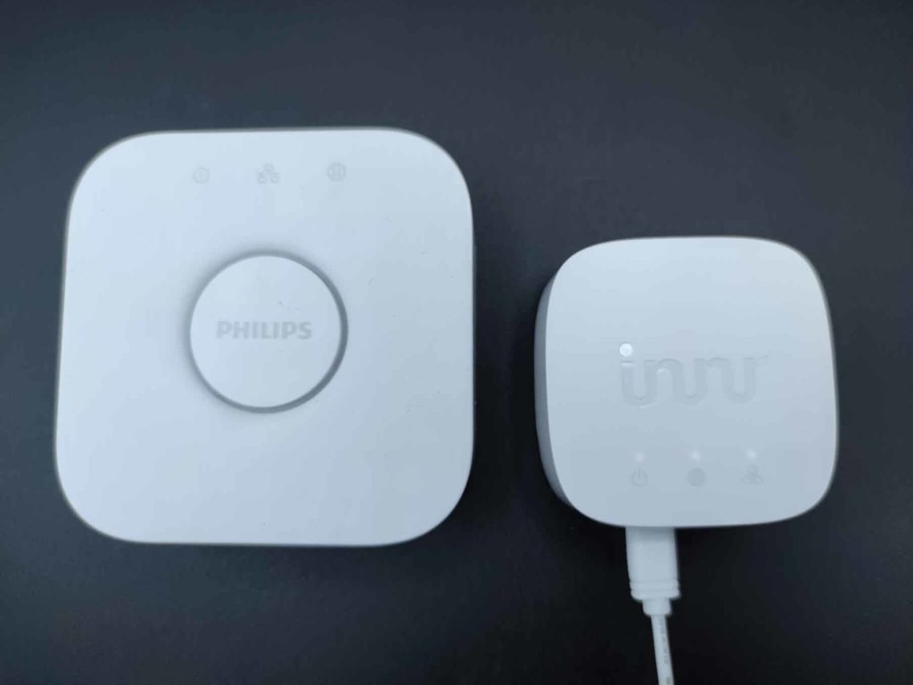 comparatif de taille entre les ponts Philips Hue et Innr