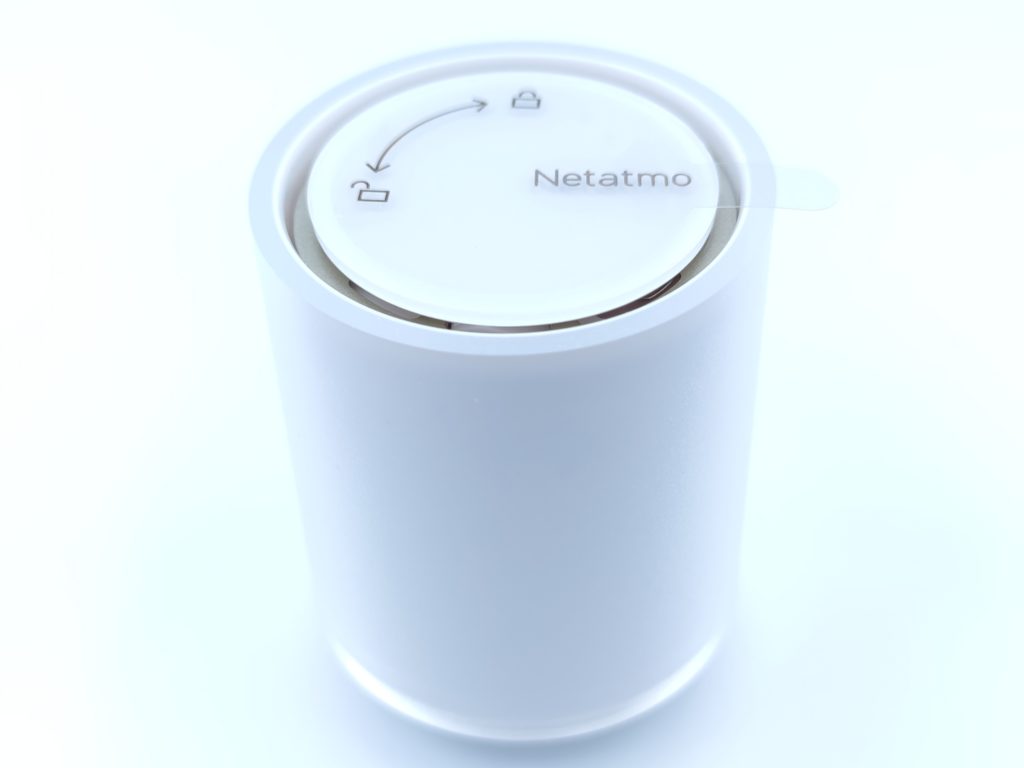 Sous le couvercle amovible de la tête thermostatique Netatmo le logement des piles