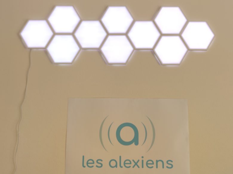 L'installation des Hexa panels est assistée pas à pas