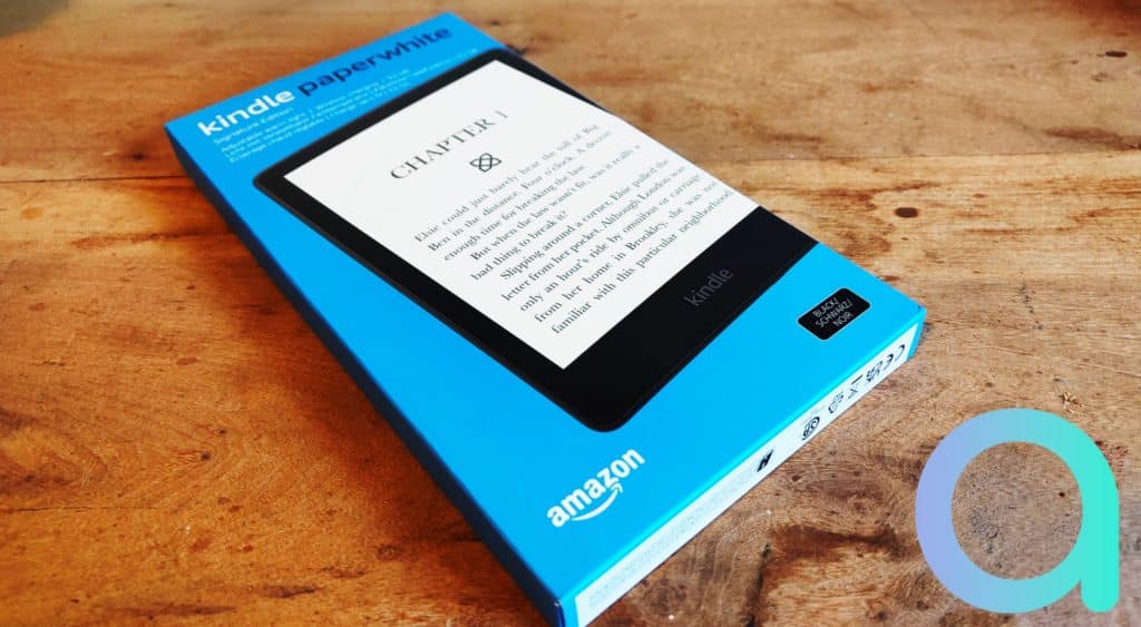 Un amballage au couleur d'Amazon : bleu, pour la liseuse Kindle Paperwhite 2021 édition Signature