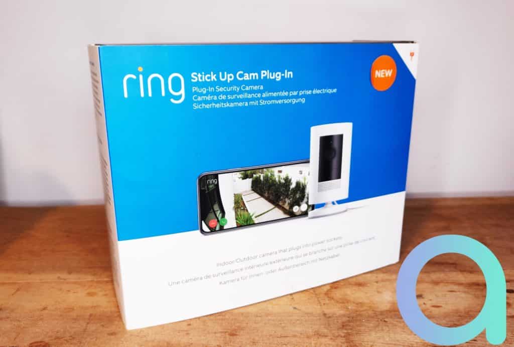 C'est dans un packaging soigné et un joli visuel de sa Stick Up Cam que Ring propose sa caméra compatible intérieur ou extérieur