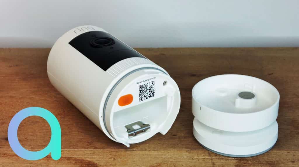 Le dessous de la caméra Stick up se dévisse et laisse apparaitre le QR COde et la possibilité d'installer une baterie pour un changement de mode d'alimentation
