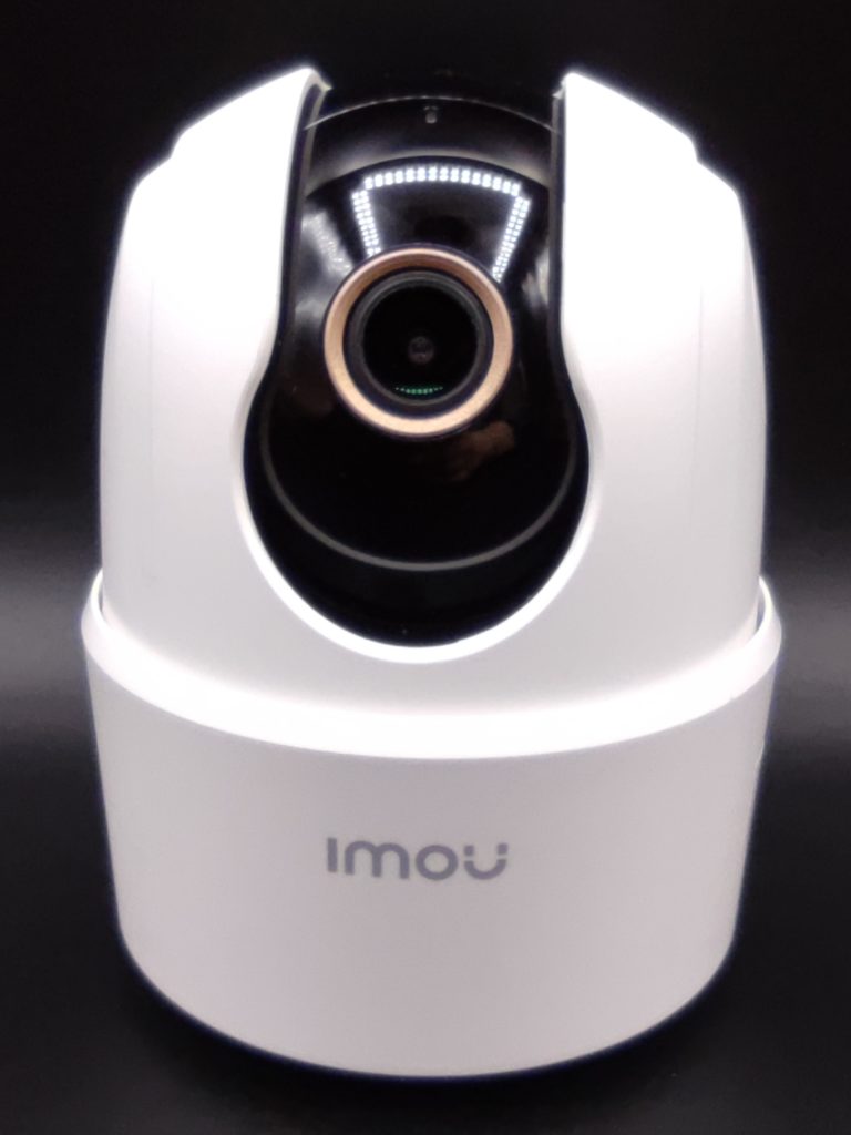 tout en plastique de qualité, la caméra Imou Ranger 2C s'affiche en noir et blanc