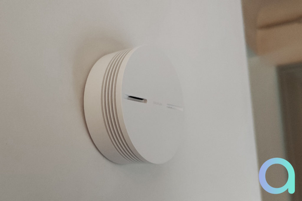 Installation du détecteur de fumée de Netatmo sur un mur en hauteur