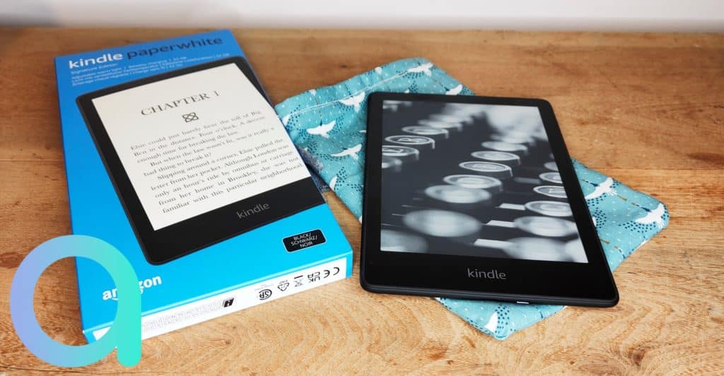 Avec la Kindle, son câble de rangement est prévu mais sans adaptateur