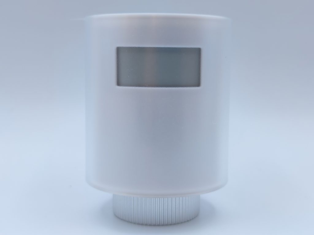 En partie haute de la tête thermostatique Netatmo l'écran d'affichage de la température ambiante et de la consigne