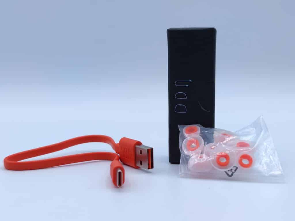 Des embouts de tailles différentes et le petit cable USB-C se partage le même packaging
