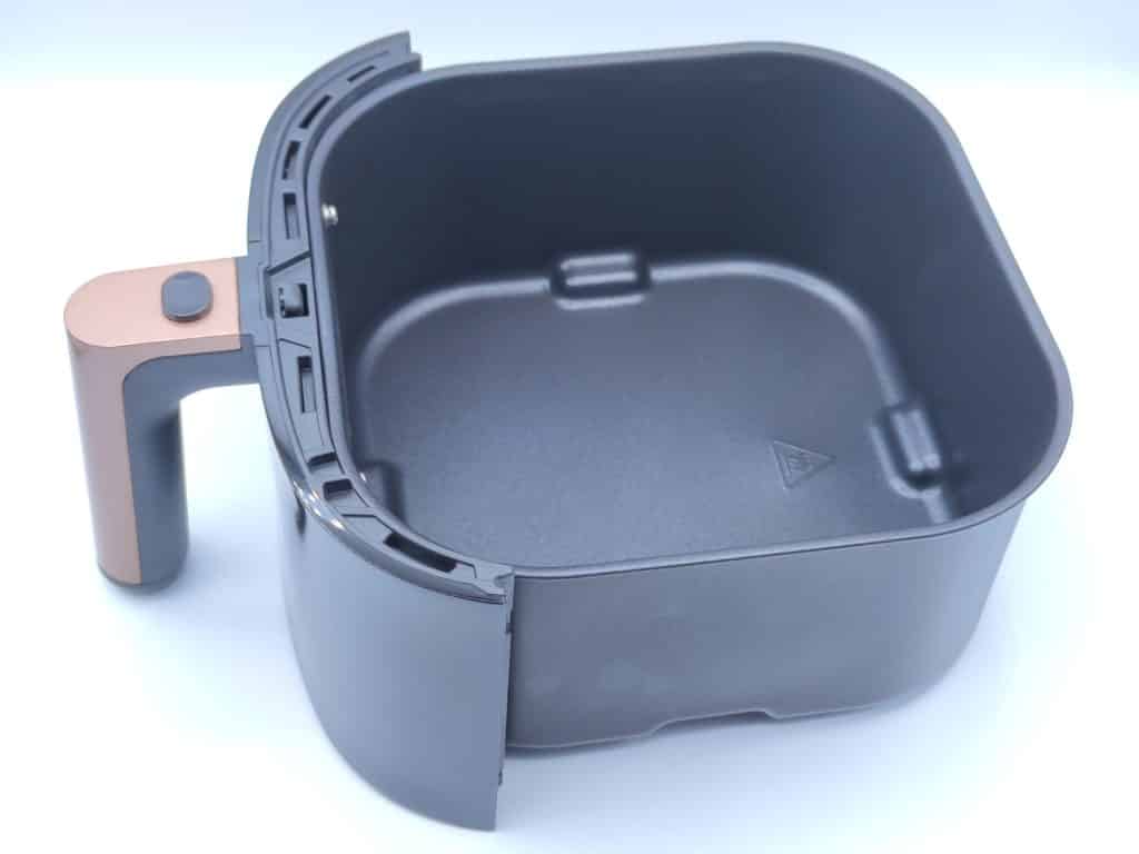 La friteurse Ultenic K10 à un panier de grande contenance : 5 Litres et une grille sur laquelle repose les aliments