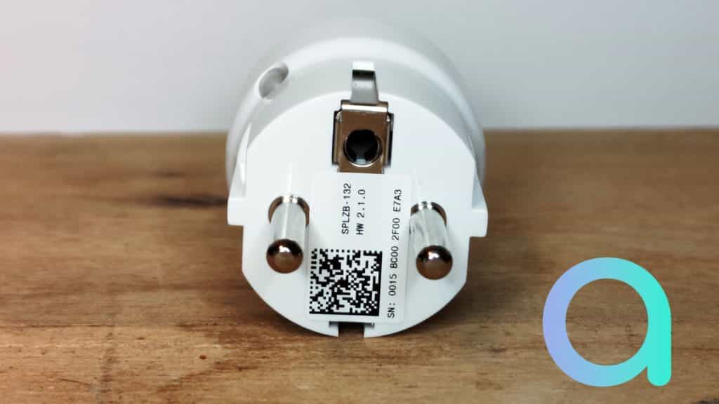 Compacte la prise Frient Smart Plug Mini ne prend pas de place contre un meuble