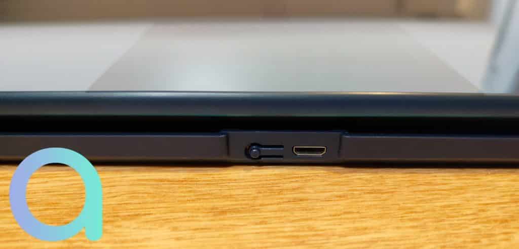 La prise USB et le bouton reset sont disposés à l'arrière de la balance BM966x de Tefal