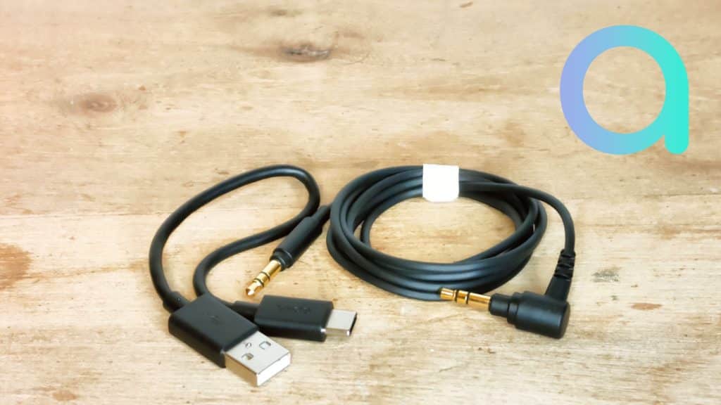 Le petit cable USB-C et le cable double Jack son fournis avec le circum auriculaire Sony WH-XB910N XtraBass