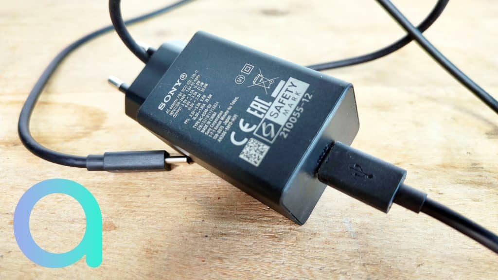 Le cable USB 3.1 et le chargeur du smartphone Sony Xperia 5 III