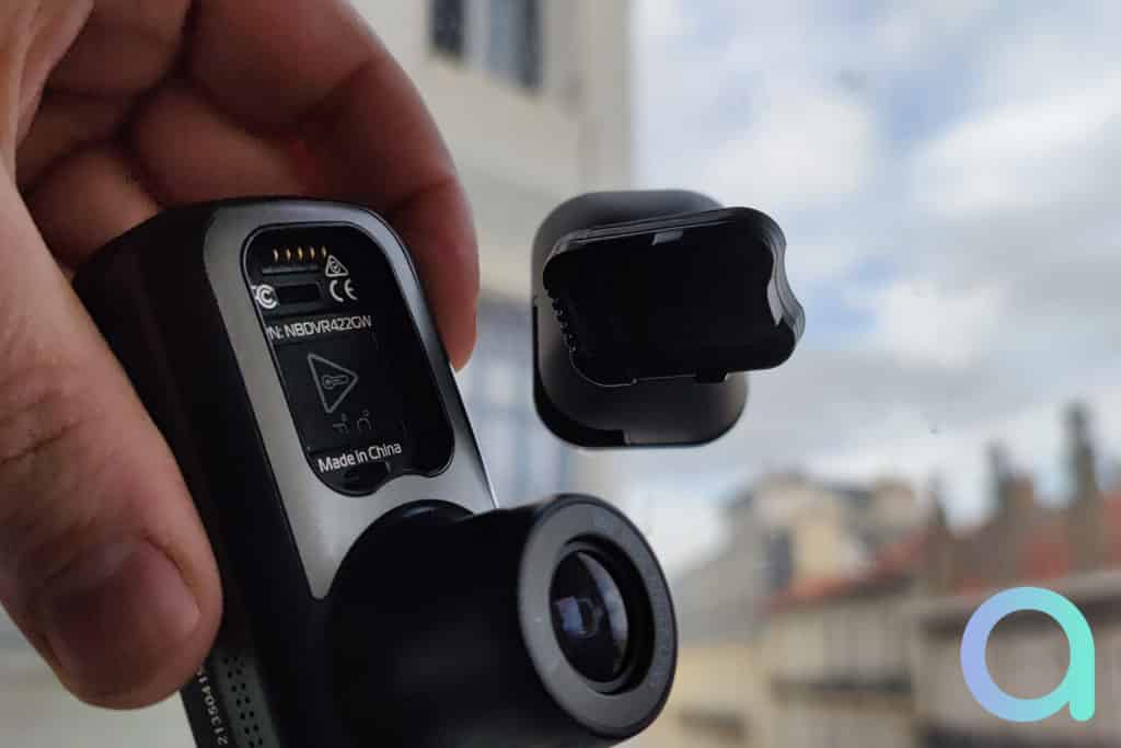 Mise en place de la dashcam sur le pare-brise