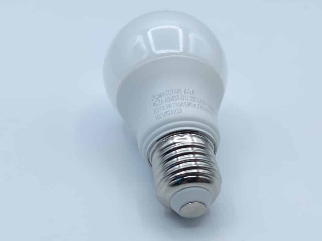 L'ampoule ZigBee de Lexman de type A60 et culot E27 a son globe opalescent