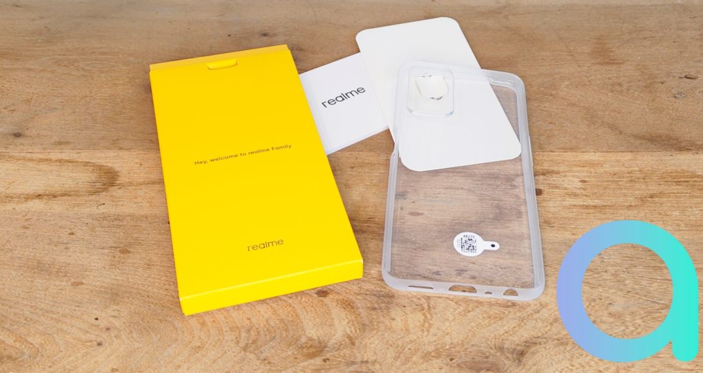 Un coque en silicone translucide est fournie avec le smartphone Realme 9i