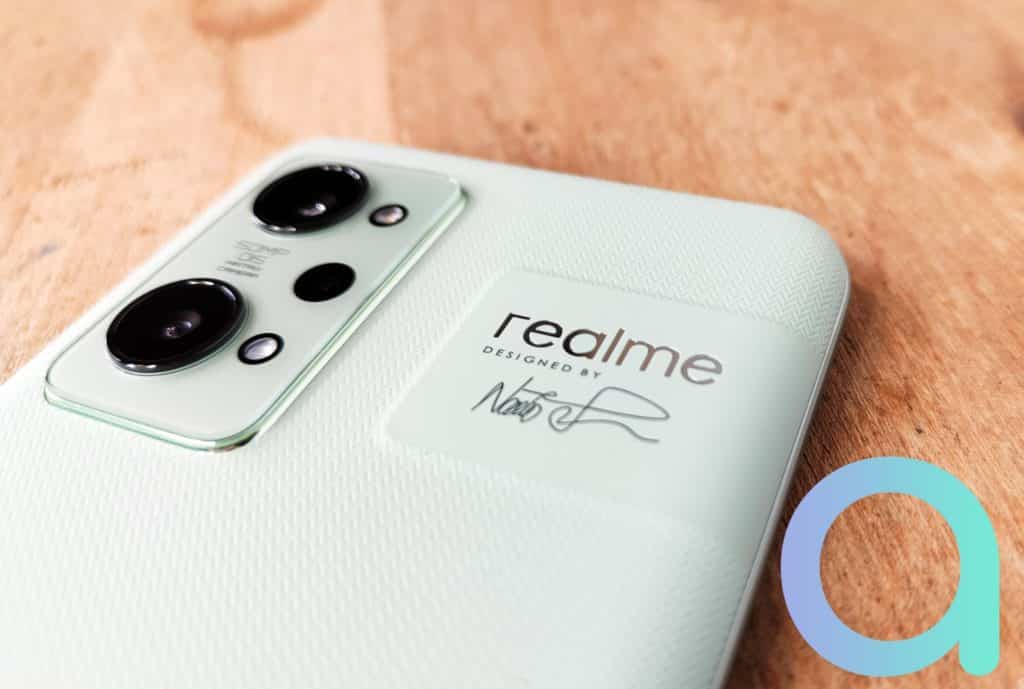 La signature du designer Naoto Fukasawa sur le GT2 de Realme