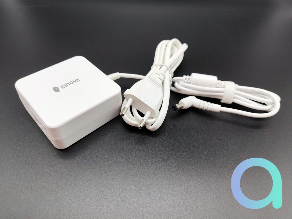 L'adaptateur secteur de la box de désinfection Einova Mundus Pro est livré avec ses 2 cables d'1.2 m pour l'alimentation