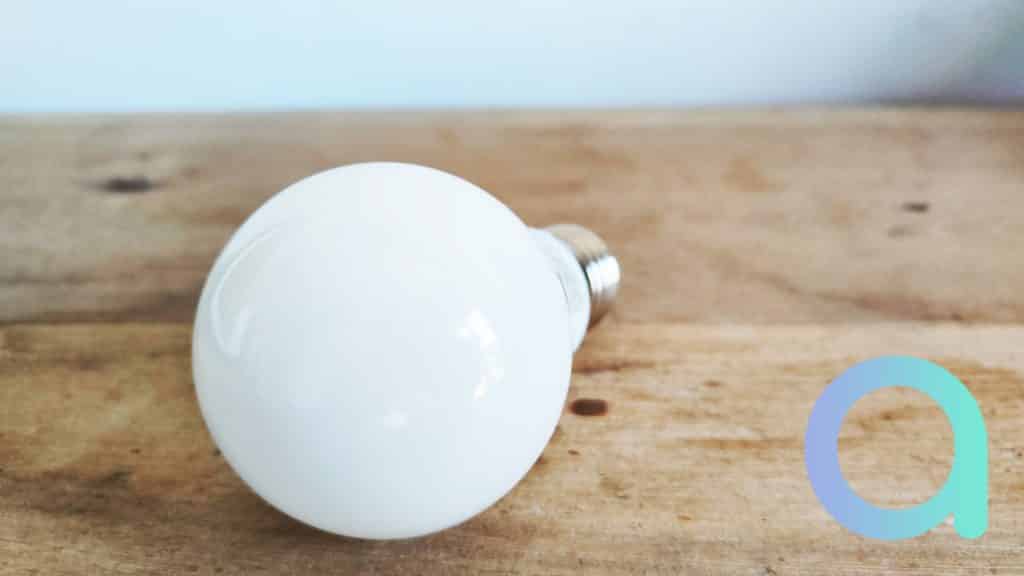 L'ampoule Nityam Smart en verre dépolie offre des blanc dimmable de 2800k à 6000k