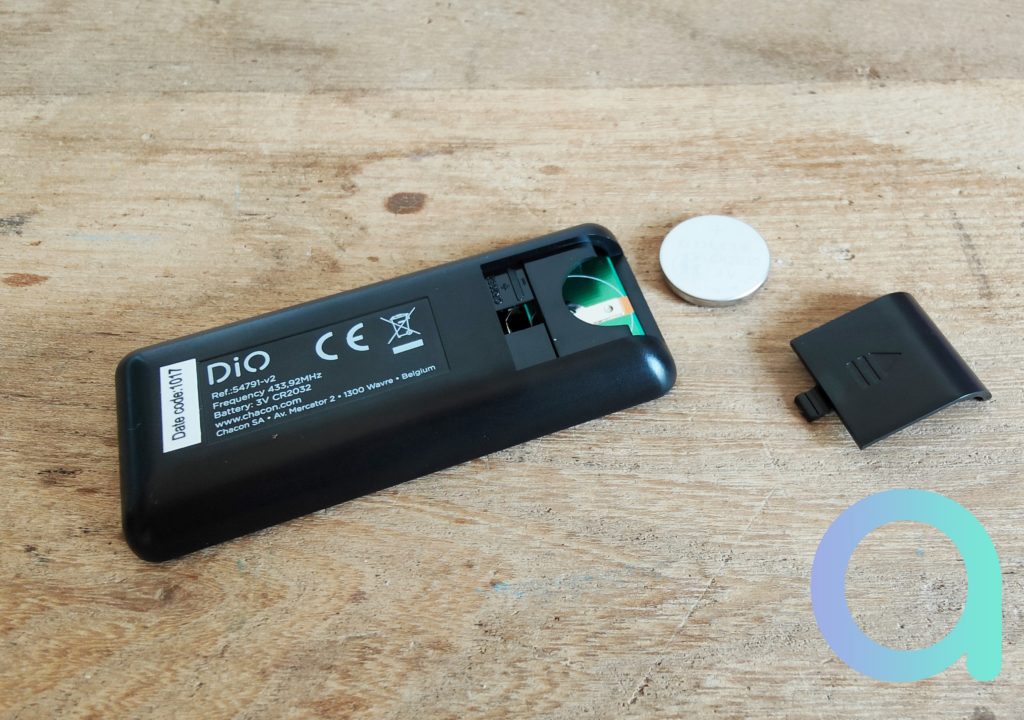 Pour alimenter la télécommande DIO une pile CR2032 est fournie