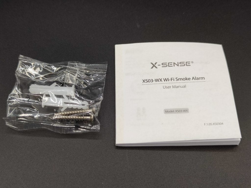 Un guide d'utilisation et un kit de fixation sont livrés avec le XS03-WX