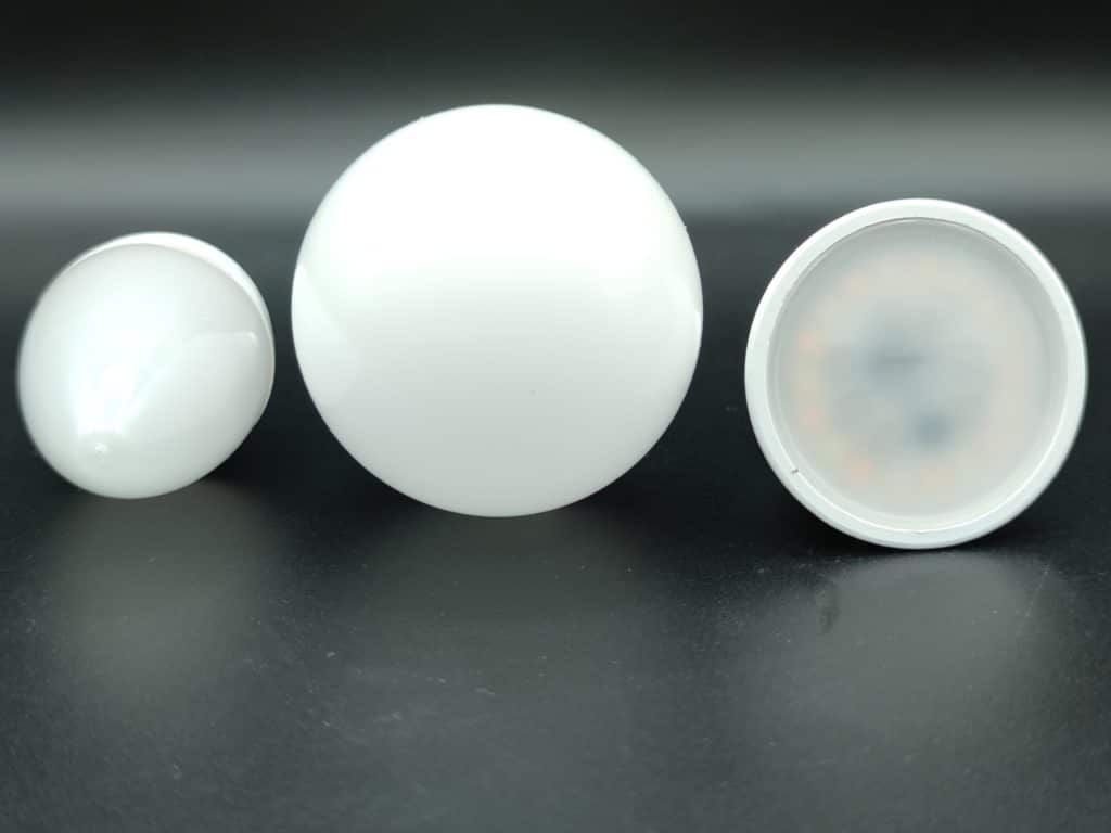 Les globes des ampoules NOUS sont en plastique opalescent pour le type E et un peu translucide pour la Gu