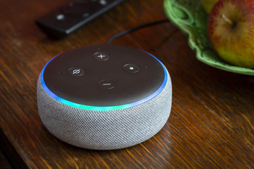 Une enceinte Amazon Echo Dot 3 dans une chambre d'hôtel