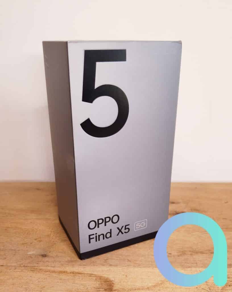 le smartphone OPPO x5 G est présenté dans un coffret sobre argenté