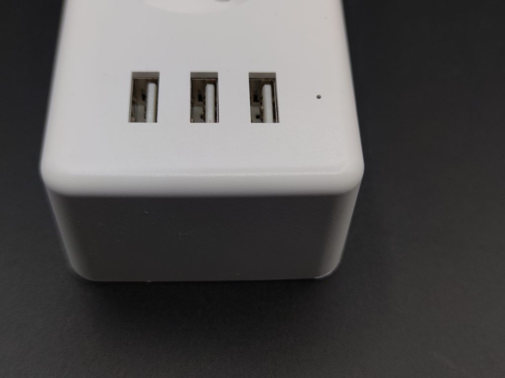 Le bloc des 3 ports USB se gere à part des prises mais pas individuellement