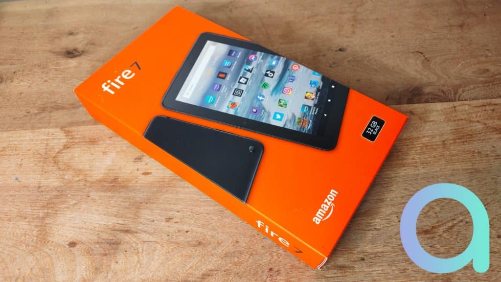 La Fire 7 d'Amazon est présentée dans son carton recyclé de couleur orange dédié à ce type d'appareil