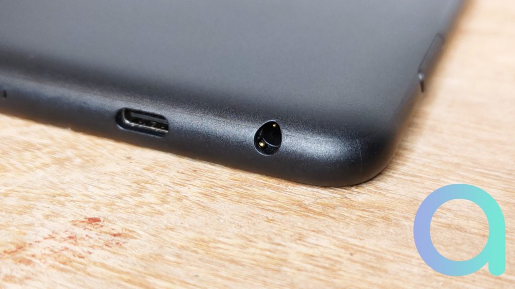 La prise USB-C et fiche Jack 3.5 sont sur la même tranche que les boutons