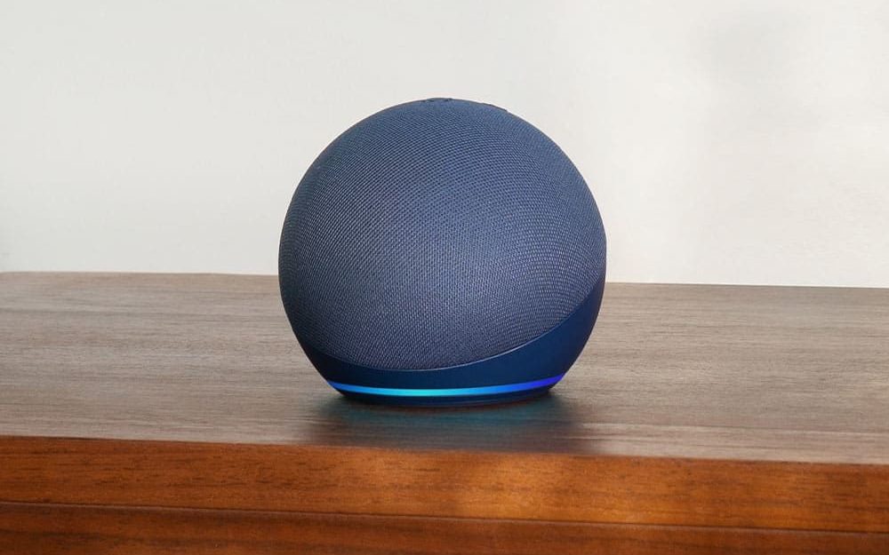 Le nouvel Echo Dot 5 garde l'aspect de la version 4 mais s'habille de bleu marine en plus du blanc et anthracite