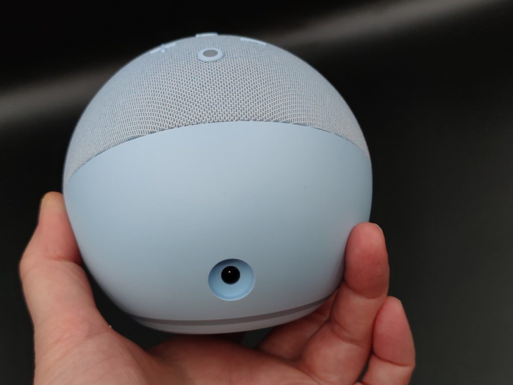 Au dos la prise pour l'alimentation de l'Amazon Echo Dot 5