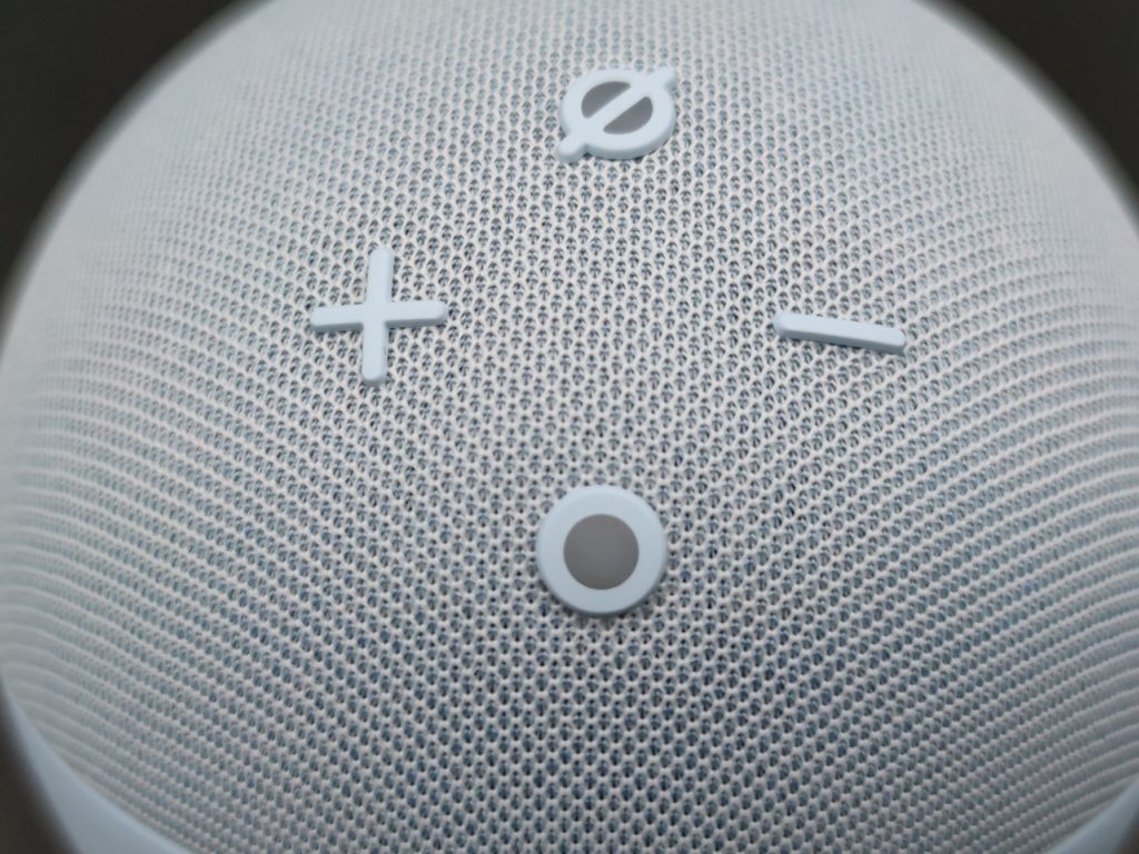 Sur le dessus, les boutons fonction de l'Amazon Echo Dot 5