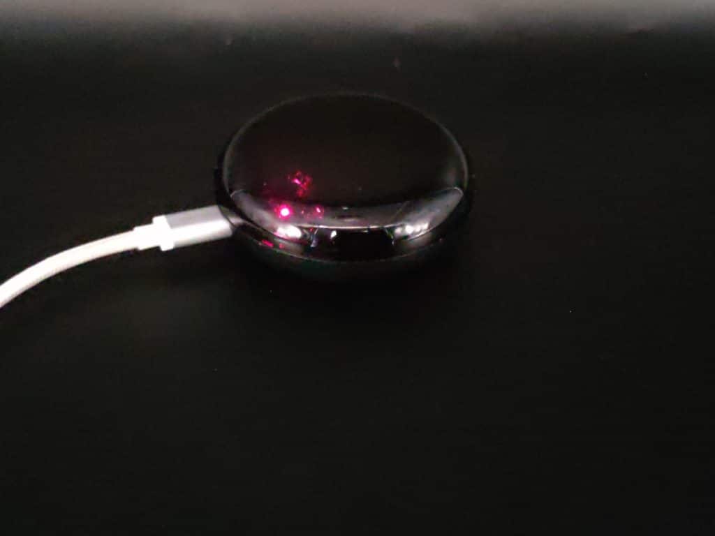 La LED rouge : fixe en service, clignotante en mode appairage
