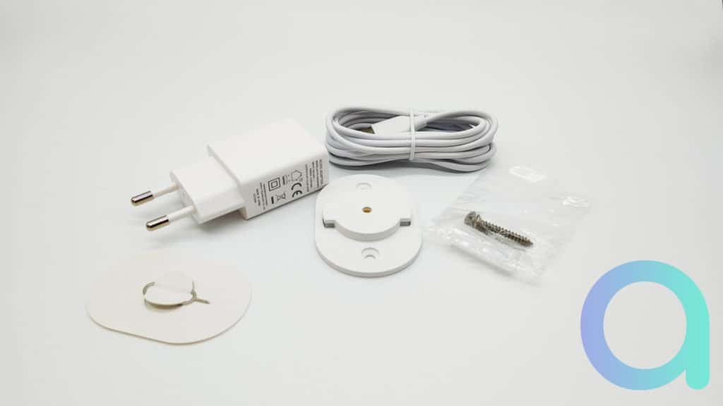 Cable d'alimentation, visserie et outil pour réinitialisation sont fournis avec la Pan Tilt 2K SwitchBot