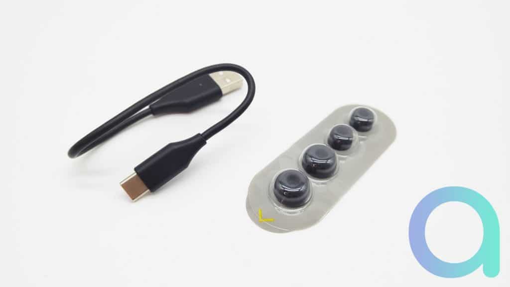 LE écouteurs Jabra Elite 5 sont forunis avec un cable USB-C et 3 tailles d'écouteurs