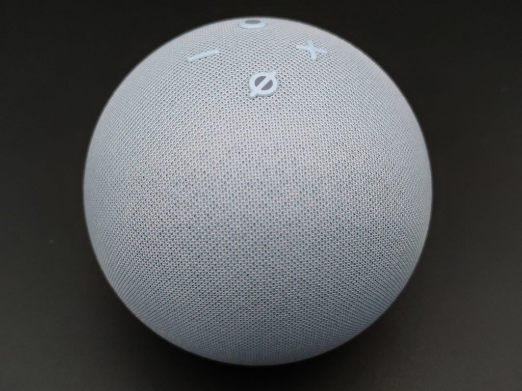 Une jolie robe gris bleu habille l'Echo Dot 5