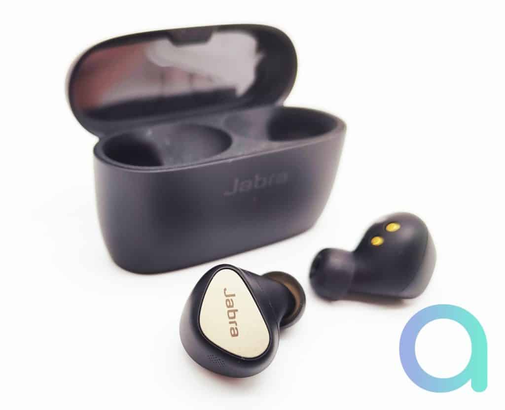 L'unique bouton des Jabra Elite 5 représenté par la plaque imitation métal permet d'exécuter les differentes fonctions