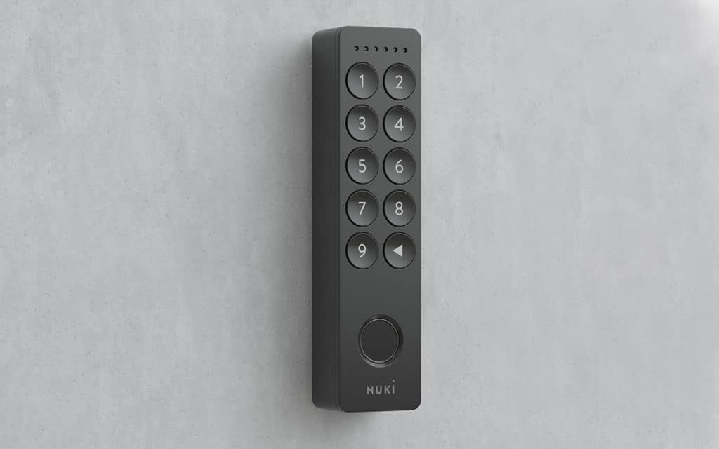 Nuki Keypad 2.0 installé sur le mur d'une maison