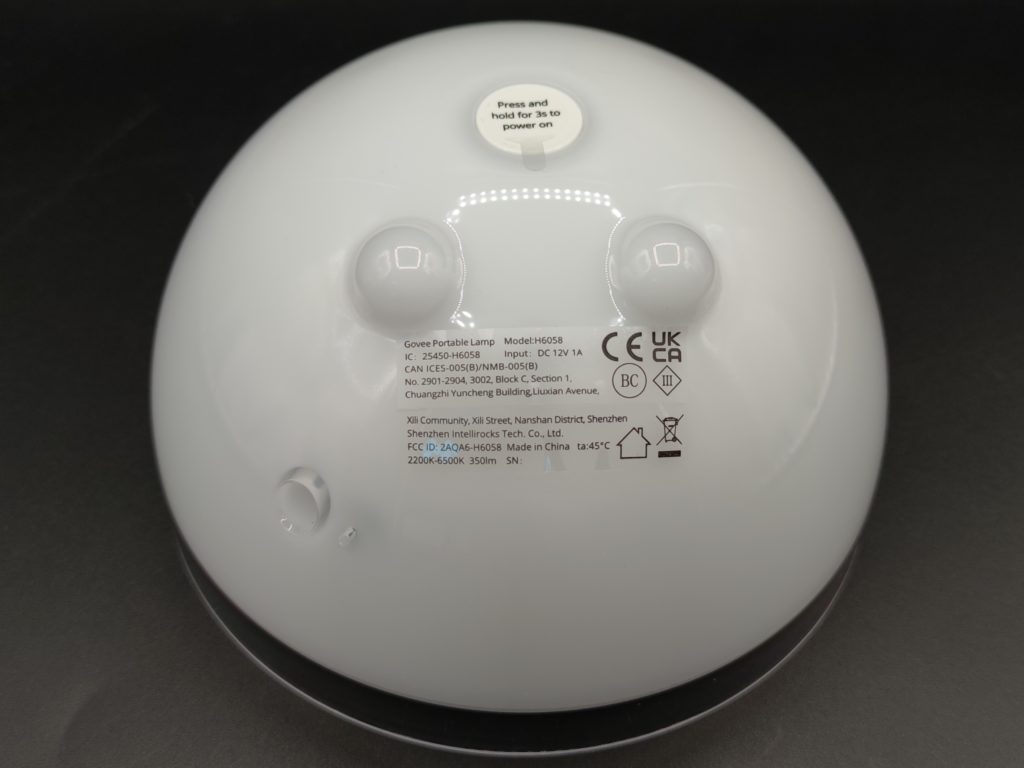 Au dessous la stabilité de la lampe de table est assurée par 2 pieds moulés en plastique