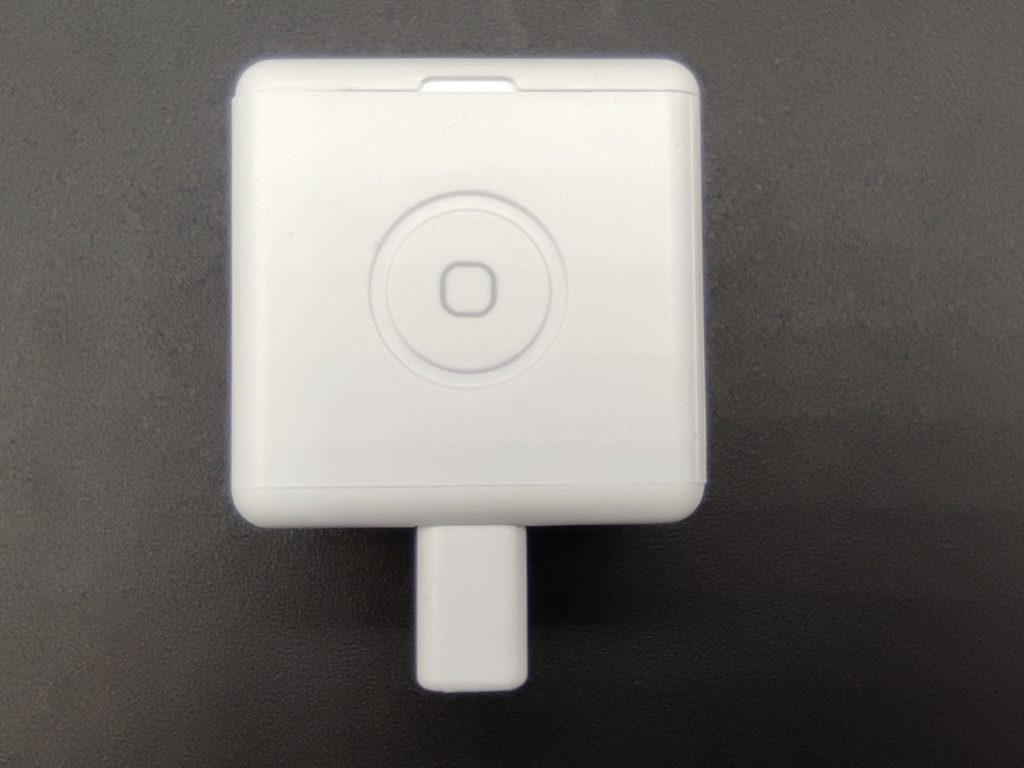 Sur le dessus un bouton tactile permet au Moes d'être utilisé en interrupteur physique