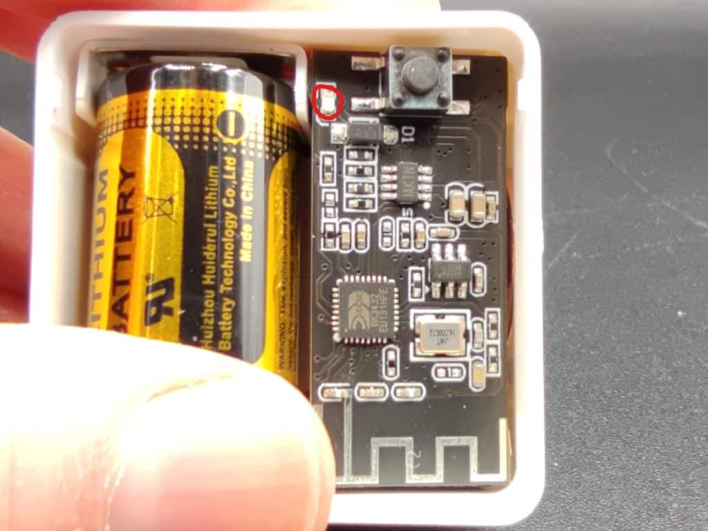 La LED témoin de fonctionnement et le bouton reset du Fingerbot de Moes