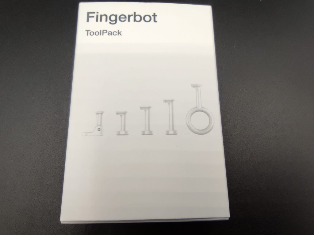 Une seconde boite contient les différents accessoires du Fingerbot Moes